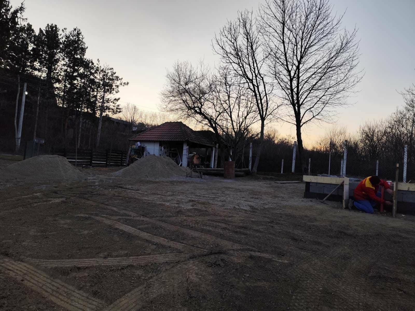 Poslednji Deo Slagalice - Prvi koraci u gradnji - polaganje temelja i najranije faze izgradnje bungalova. Svaki korak je bio pažljivo planiran da se stvori čvrsta osnova. 1