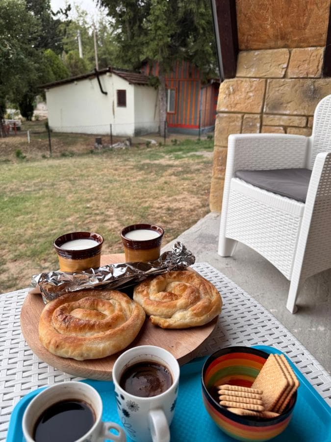 Poslednji Deo Slagalice - Konačni rezultat - gost uživa u doručku na balkonu sa pogledom na baštu. Ova fotografija savršeno opisuje zašto smo gradili - za ove trenutke mira i zadovoljstva. 1