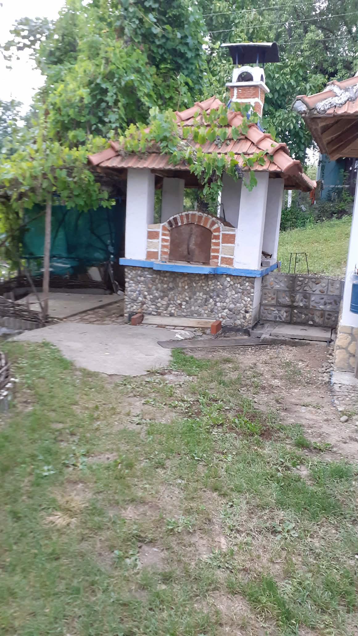 Preobražaj vrta - Kuća i manje strukture bile su u lošem stanju, ali mogli smo da vidimo lepotu. Na ovim slikama se vide kamenje koje je ručno sakupljano sa obale i korišćeno za ukrašavanje zida. 1