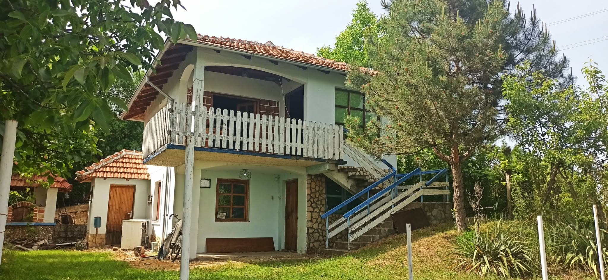 Oživljavanje vikendice - Kuća je pokazivala znakove starenja — izbledela boja, zidovi kojima je potrebno održavanje, ali solidan fundament koji je obećavao lepotu. 1