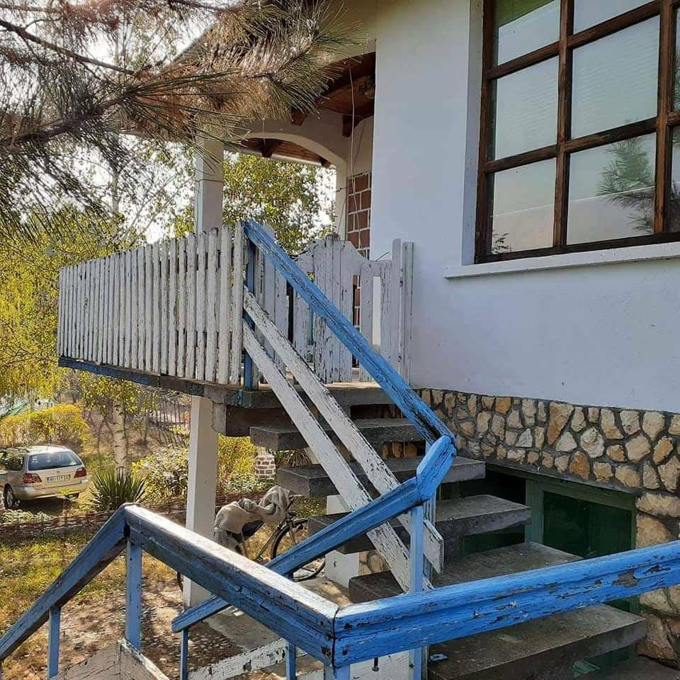 Oživljavanje vikendice - Stara drvena ograda na stepeništu i terasi bila je u lošem stanju — trošna i zapuštena, blokirana je pogled na Dunav. 1