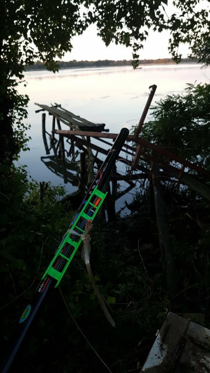 Veza sa rekom - Ovakav je bio mol kada smo kupili imanje — praktično se rušio u vodu. Ovo je ujedno i prva fotografija koju smo ikada napravili od mola i obale. 1